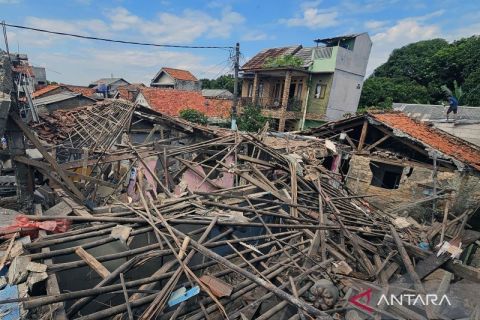 Sejumlah rumah hancur akibat ledakan misterius di Pamulang
