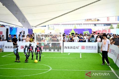 Pertandingan sepak bola robot menarik perhatian di CIFTIS 2025 Beijing