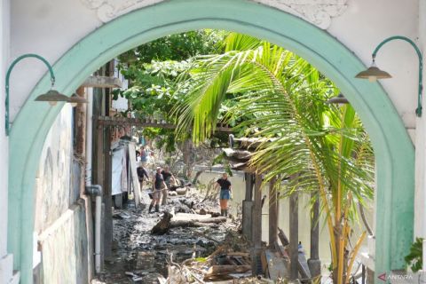 Turis bule turun tangan bantu pembersihan kawasan terdampak banjir di Bali