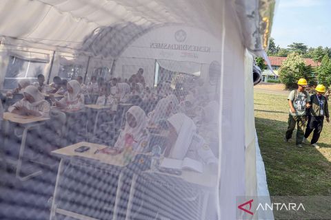 Atap sekolah roboh, siswa SMKN 1 Cileungsi terpaksa belajar di tenda darurat