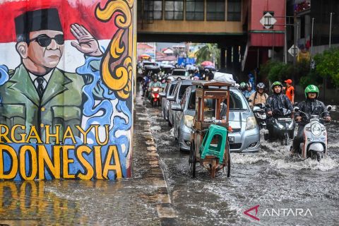 Jalan tergenang akibat sistem drainase buruk di Jakarta