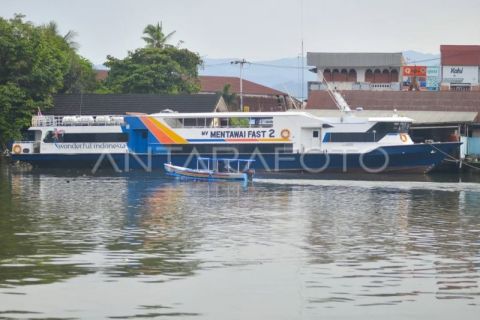 Pembatalan keberangkatan kapal ke Mentawai akibat cuaca buruk