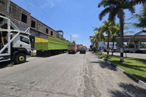 FOTO - BBM di Makassar mulai langka