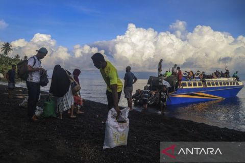 Pulau Makian belum memiliki dermaga sebagai infrastruktur penunjang transportasi laut