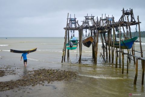 Tradisi menggantung perahu hindari hempasan ombak di Pulau Obi