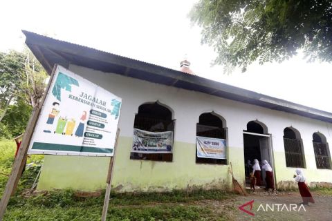Bangunan sekolah rusak, siswa SD Bone Raya terpaksa belajar di masjid