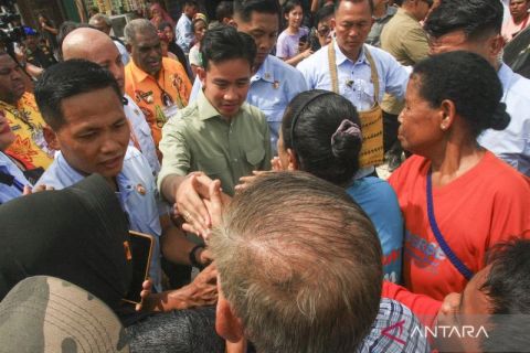 Wapres Gibran Rakabuming Raka blusukan di Pasar Youtefa Papua