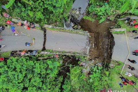 Jembatan desa Kandangtepus putus akibat terkikis banjir di Lumajang