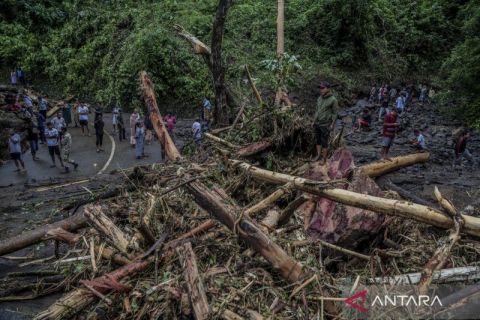 Bencana longsor di jalan lingkar Ternate