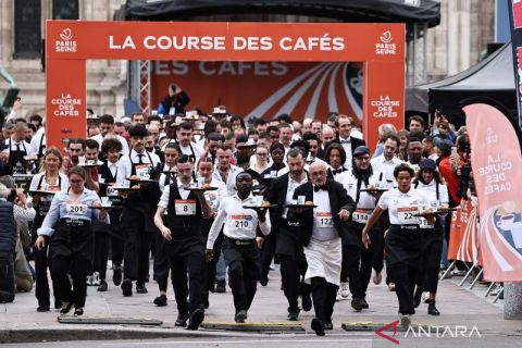 Unik! balapan pelayan kafe "Course des Cafés" warnai jalanan Paris