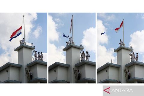 Momen emosional perobekan bendera Belanda Jadi Merah Putih di drama teatrikal Surabaya Merah Putih