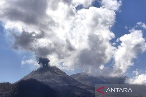 Gunung Lewotobi Laki-laki erupsi, kolom letusan capai 2.000 meter
