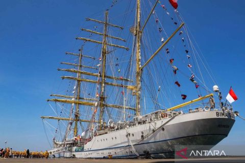 Sandar di Makassar, KRI Bima Suci dibuka untuk kunjungan dan edukasi masyarakat