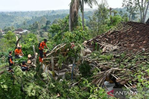 Lebih dari 50 rumah di Madiun rusak diterjang angin puting beliung