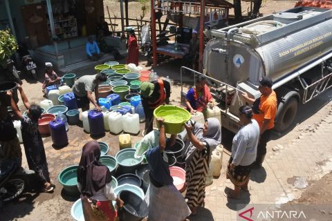 Warga di empat kecamatan di Situbondo alami kekeringan, BPBD distribusikan air bersih