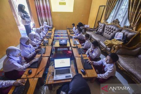 ANBK siswa SD di Jambi numpang di rumah warga karena susahnya internet