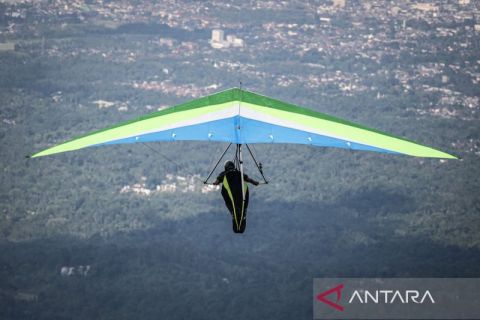 Begini aksi atlet gantole pada Kejuaraan Layang Gantung Piala Telomoyo IX di Gunung Gajah