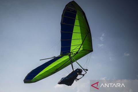 Melihat aksi atlet gantole di Kejuaraan Layang Gantung Piala Telomoyo IX 2025