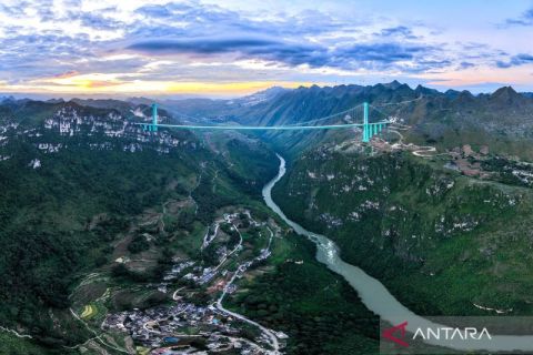 Jembatan tertinggi di dunia Huajiang dibuka untuk lalu lintas, pangkas waktu tempuh jadi 2 menit