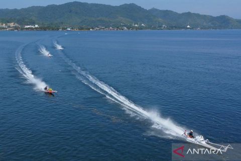 Begini aksi seru balap perahu Katinting di Mamuju