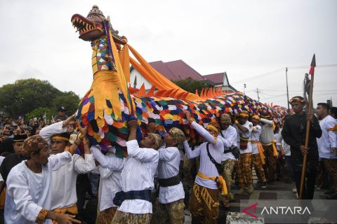 Ritual mengulur naga meriahkan puncak Erau Adat Kutai 2025 di Tenggarong