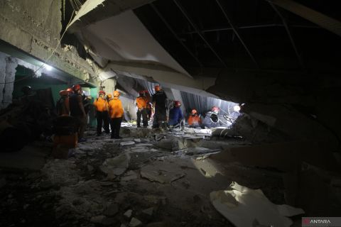 Evakuasi korban ambruknya musala Ponpes Al Khoziny di Sidoarjo