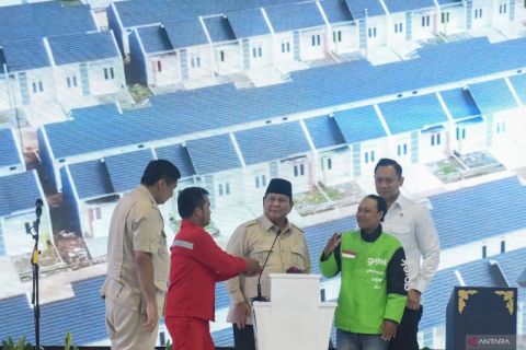 Presiden Prabowo hadiri akad massal dan serah terima 26.000 rumah program KPR FLPP