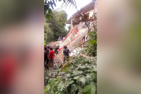 Bangunan majelis taklim ambruk di Bogor, tiga warga tewas