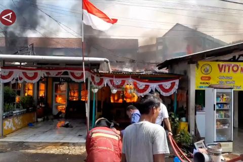 Belasan rumah di asrama polisi Tangerang Selatan hangus terbakar