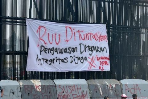 Mahasiswa GMNI berdemonstrasi, situasi di depan Gedung DPR kondusif