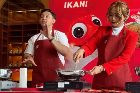 Simak kebolehan Inul Daratista memasak ikan bersama Chef Firhan