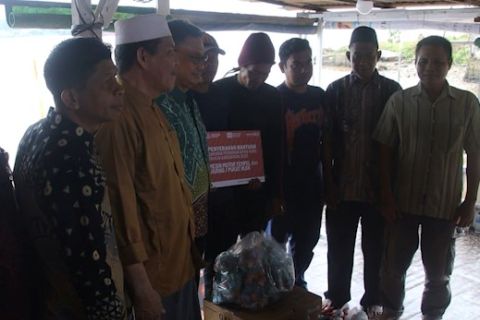 Wali Kota Pontianak serahkan paket alat tangkap untuk kelompok nelayan