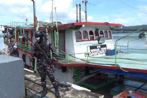 TNI AL tangkap kapal pengangkut bbm ilegal di perairan teluk Ambon