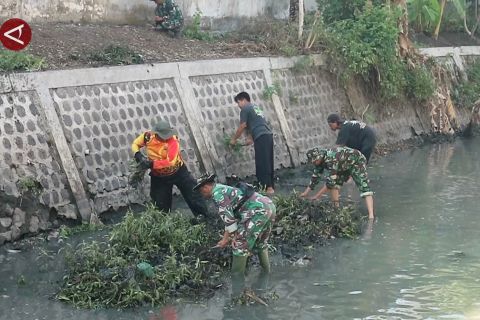 TNI-Polri dan warga bersihkan anak Sungai Bengawan Madiun