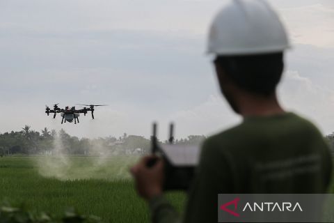 Kelompok tani Sukamaju maksimalkan teknologi drone pertanian untuk penyemprotan pestisida