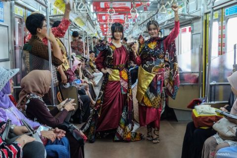 Peragaan busana batik di KRL