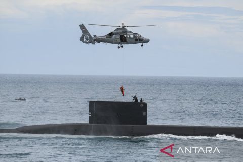 Begini aksi prajurit TNI dan kapal perang dalam Sailing Pass di Teluk Jakarta