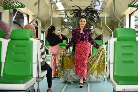 Peringati Hari Batik Nasional di Stasiun KA Madiun