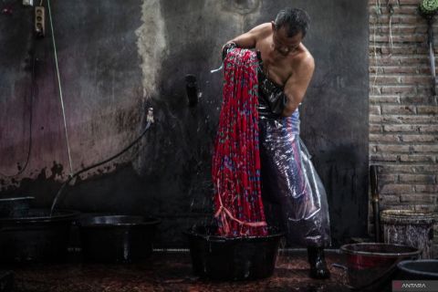 Melihat proses produksi kain tradisional tenun ikat Troso di Jepara