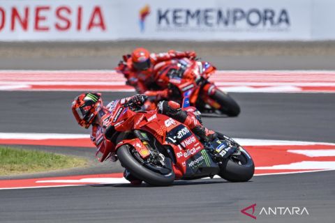 Aksi para pembalap saat sesi latihan bebas di hari pertama MotoGP Mandalika