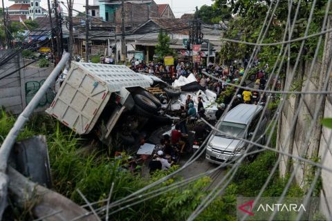 Truk terjun dari Tol Tangerang-Merak di Serang, lima orang dilarikan ke rumah sakit