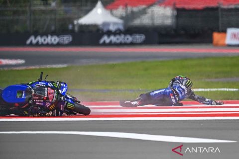 Aksi pembalap pada kualifikasi Q2 MotoGP Indonesia 2025 di Internasional Pertamina Mandalika