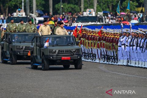 Di bawah terik mentari, Presiden Prabowo periksa pasukan saat HUT TNI