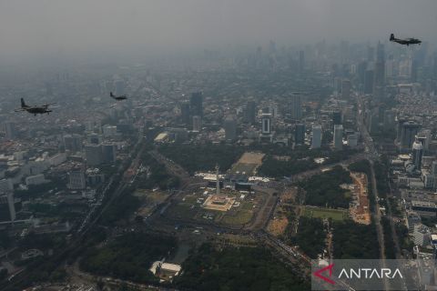 Saat terbang formasi pesawat TNI melintas di langit Ibu Kota