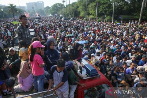 Antusias warga saksikan HUT ke-80 TNI di Monas