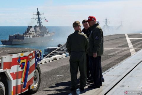 Momen Presiden Donald Trump tinjau kekuatan Angkatan Laut AS di Kapal Induk USS George H.W. Bush