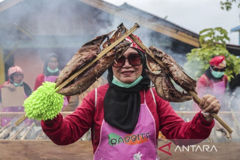 Rekor MURI pengasapan 6,6 ton cakalang dalam Festival Nyao Fufu