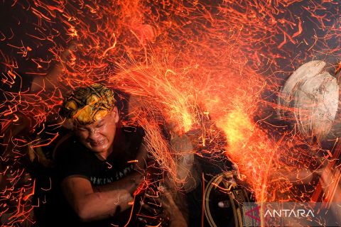Tradisi perang api di Bali