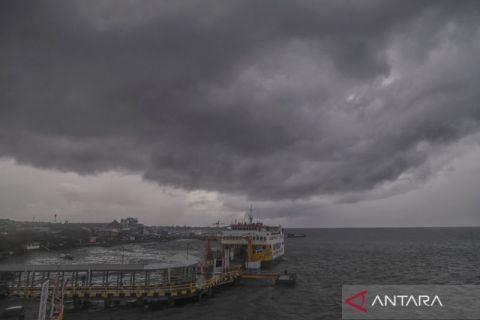 Arus penyeberangan di Ternate terhambat cuaca buruk
