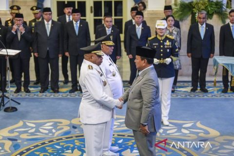 Presiden Prabowo lantik Mathius Fakhiri dan Aryoko Rumaropen sebagai gubernur dan wakil gubernur Papua
